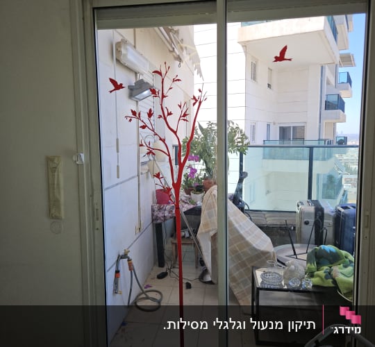 תריסים וחלונות במרפסת עם עץ מדבקה אדום